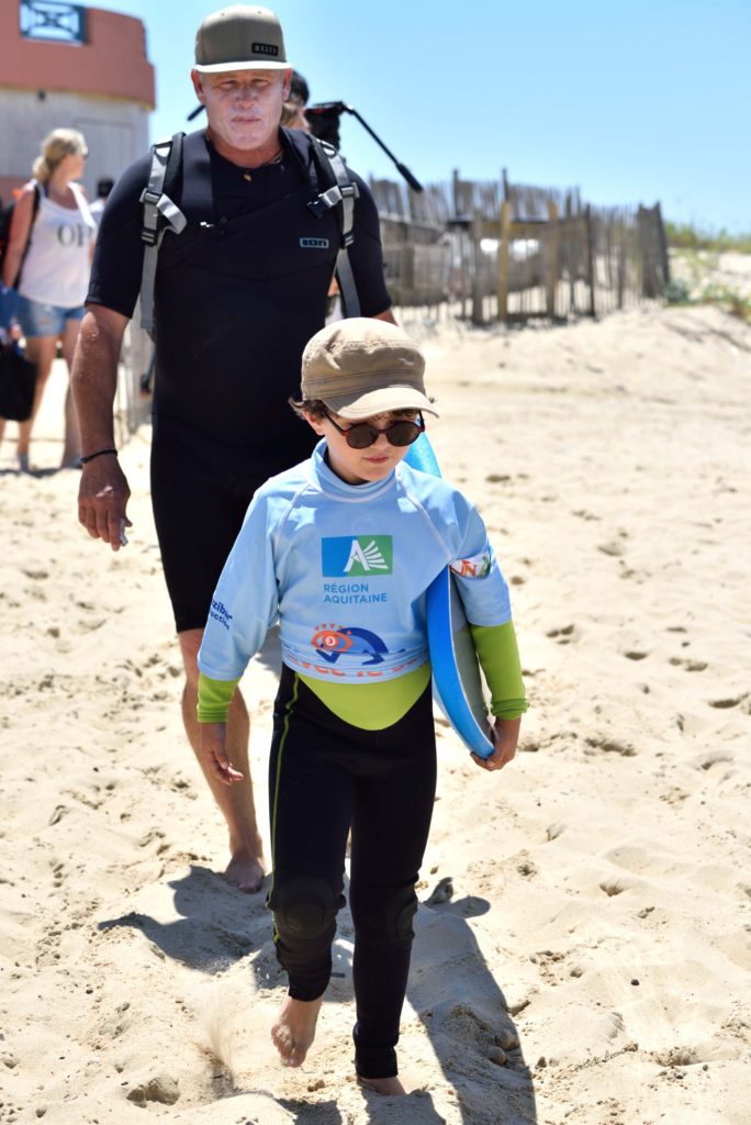 Noé et Yann Martin sur la plage en direction de l'océan