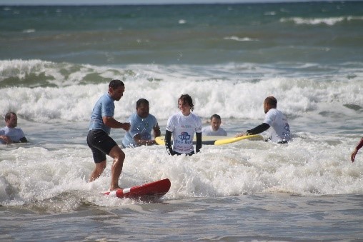 photo d'un groupe de see surfeurs à l'eau avec au premier plan Laurent, un See surfeur d'un niveau déja avancé sur sa nouvelle planche