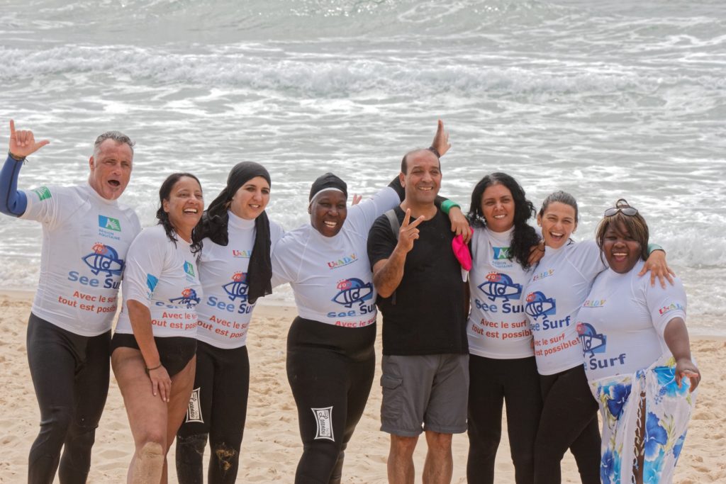 photo de membres de l'association Surf insertion et de l'association "Tu es belle maman"