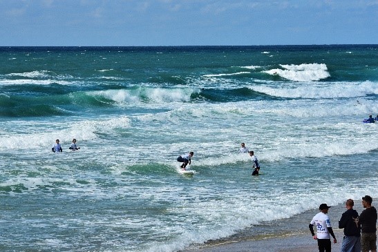 photo de l'océan avec les see surfeurs et les bénévoles 