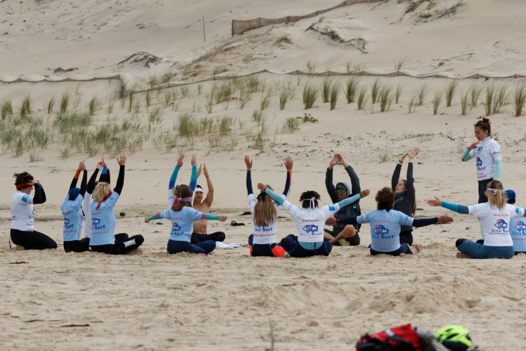 Julia qui enseigne le Yoga aux see surfeurs et aux bénévoles 